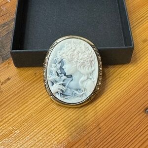 Classic Cameo pendant - White and Light Blue